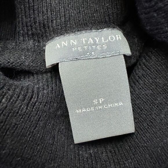 Black short sleeved ANN TAYLOR turtle neck with ruching at sides - Petite S - Picture 4 of 5